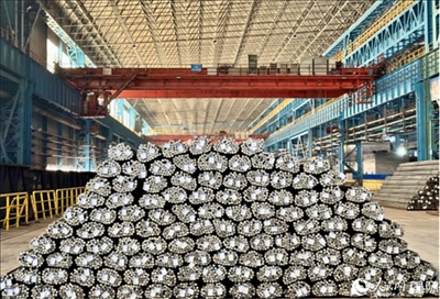 廠房內(nèi)待運輸?shù)耐ㄤ摦a(chǎn)品。人民網(wǎng) 謝瑩攝