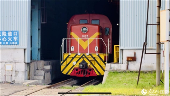 通鋼產(chǎn)品通過鐵路運輸出場。人民網(wǎng) 謝瑩攝