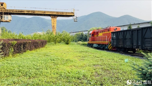 通鋼產(chǎn)品通過鐵路運輸出場。人民網(wǎng) 謝瑩攝