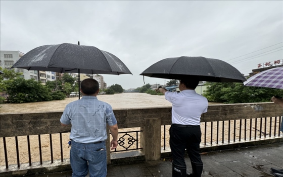 工作組在防汛一線開展工作。受訪者供圖