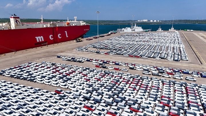 這是2024年3月28日拍攝的斯里蘭卡漢班托塔港（無人機(jī)照片）。漢班托塔港是中斯共建“一帶一路”重點(diǎn)合作項(xiàng)目，位于斯里蘭卡南端，是一座綜合性人工深水海港，許多往來亞洲、歐洲、非洲的貨船在此經(jīng)過。新華社記者 徐欽 攝