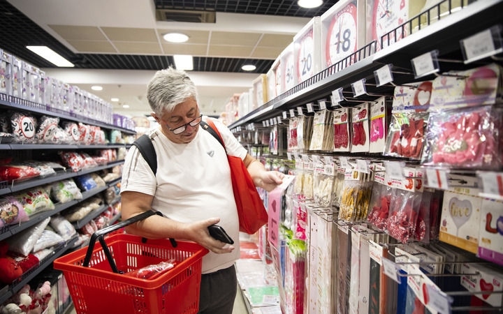 2024年4月29日，在匈牙利布達(dá)佩斯，一名男子在中歐商貿(mào)物流合作園區(qū)的中國商品交易展示中心內(nèi)購物。中歐商貿(mào)物流合作園區(qū)是中國在歐洲地區(qū)建設(shè)的首個商貿(mào)物流型境外經(jīng)貿(mào)合作區(qū)，也是集商貿(mào)展示與交易、物流運(yùn)輸與倉儲、產(chǎn)業(yè)投資與合作功能于一體的中歐企業(yè)雙向互動平臺。新華社記者 張帆 攝