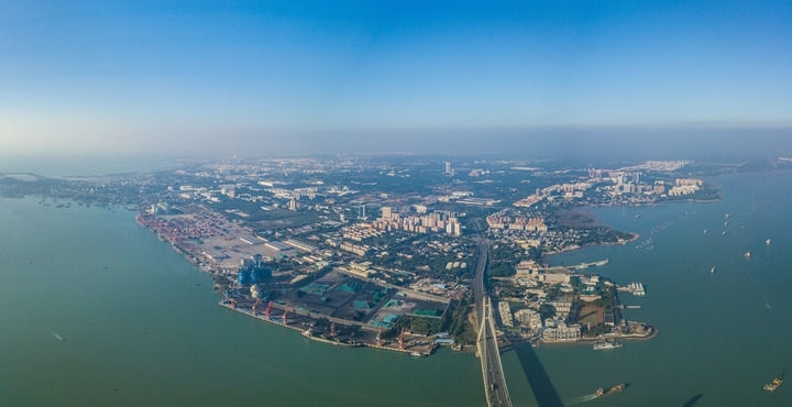 海南自貿(mào)港重點(diǎn)園區(qū)——洋浦經(jīng)濟(jì)開發(fā)區(qū)（2023年12月31日攝，無人機(jī)全景照片）。新華社記者 蒲曉旭 攝