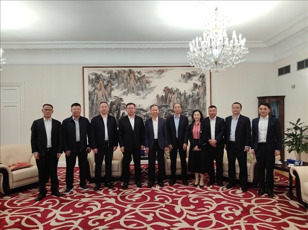 中國(guó)駐瑞典大使崔愛(ài)民（左五）會(huì)見(jiàn)中國(guó)中鐵股份有限公司總裁陳文健一行并合影。中國(guó)駐瑞典大使館供圖