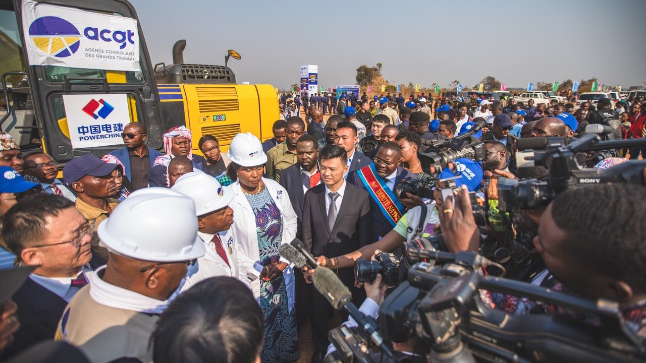 剛果（金）當(dāng)?shù)孛襟w采訪出席開工儀式的有關(guān)負(fù)責(zé)人。中鐵資源集團(tuán)供圖