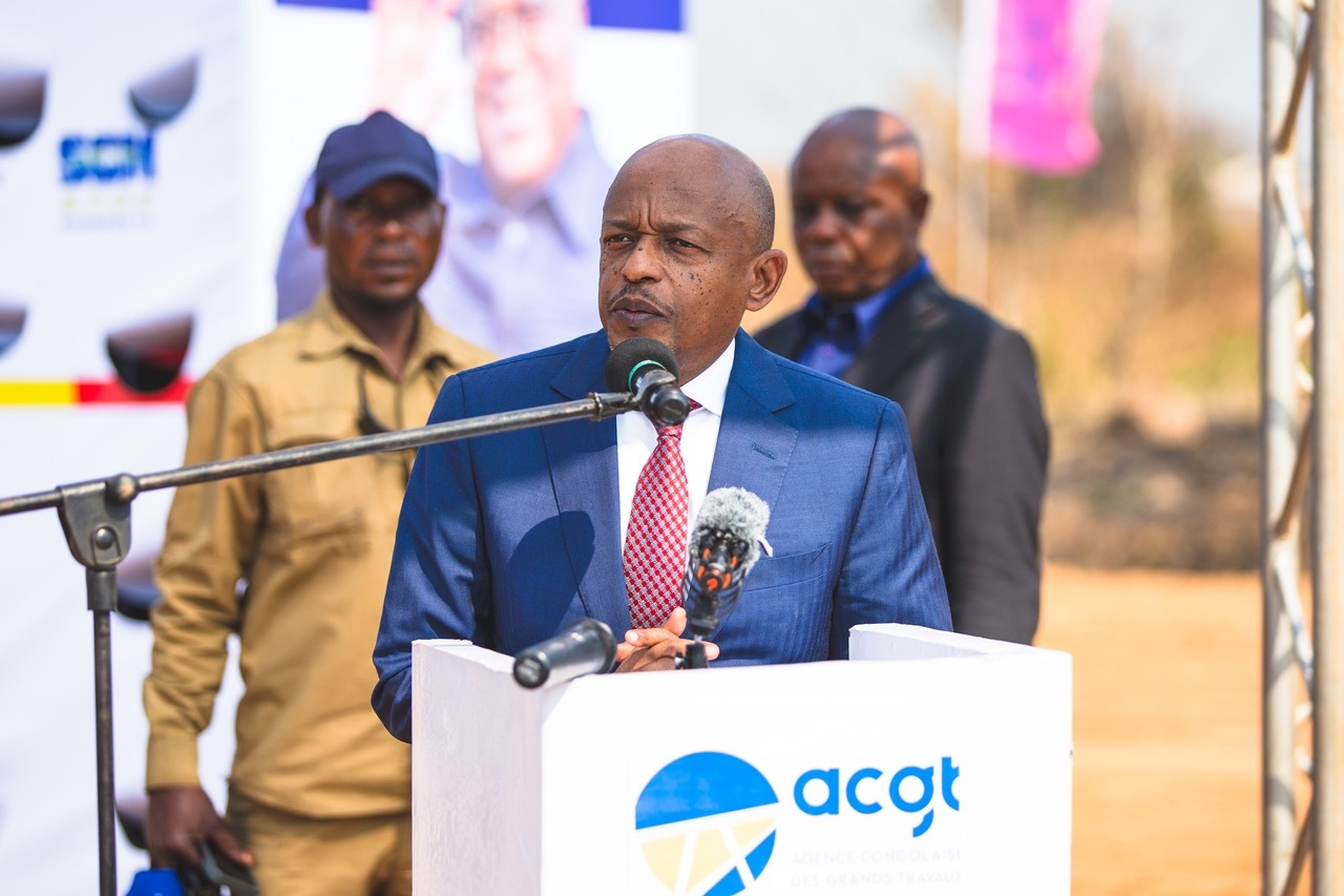 剛果（金）國務(wù)部長兼基礎(chǔ)設(shè)施和公共工程部長穆武尼在開工儀式上致辭。中鐵資源集團(tuán)供圖