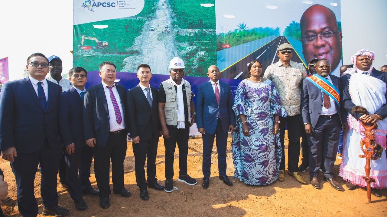 剛果（金）政府代表與中方企業(yè)代表出席開工儀式。中鐵資源集團(tuán)供圖