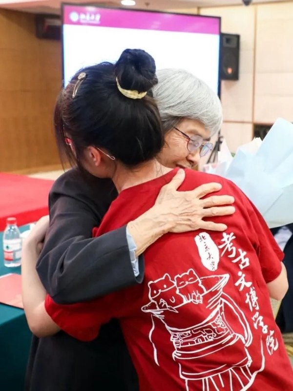 2023年，在校友向母校捐贈儀式上，鐘芳蓉與樊錦詩擁抱。校方供圖