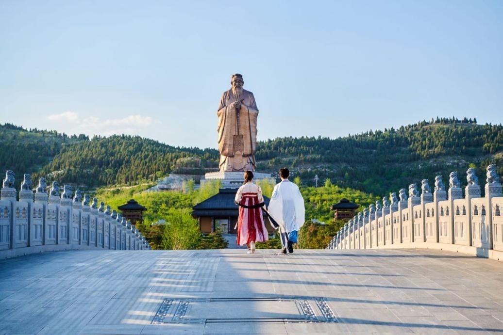 游客漫步尼山圣境領(lǐng)略古脈綿長(zhǎng)。人民網(wǎng) 喬姝攝