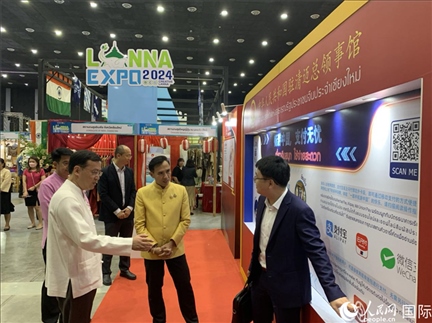 7月9日，中國駐清邁總領(lǐng)事陳海平與清邁副府尹威拉蓬等共同參觀以“暢游中國、支付無憂”為主題的中國展位。人民網(wǎng)記者章念生攝