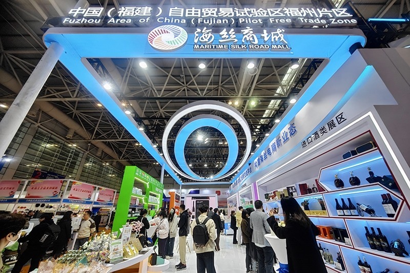 2024年3月18日，第四屆中國跨境電商交易會在福建福州開幕。展會聚焦“鏈接跨境全流域 共建電商新生態(tài)”，集聚全國80余個外貿(mào)產(chǎn)業(yè)帶的上千家供應(yīng)鏈企業(yè)。