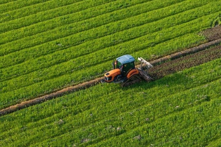 2024年3月19日，在湖南省常德市鼎城區(qū)謝家鋪鎮(zhèn)港中坪村，村民駕駛農(nóng)機(jī)翻耕田地（無(wú)人機(jī)照片）。新華社記者 陳思汗 攝