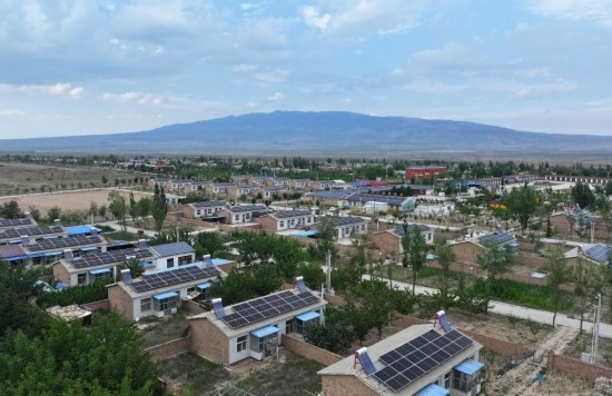 紅寺堡區(qū)新集村屋頂上的光伏板。新華社發(fā)（康國慶 攝）