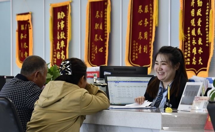 2024年3月25日，北京市大興區(qū)龐各莊鎮(zhèn)政務(wù)服務(wù)中心的工作人員耐心為群眾解答問(wèn)題。大興區(qū)龐各莊鎮(zhèn)政務(wù)服務(wù)中心用“最多跑一次”的工作理念為企業(yè)和群眾提供了便利化、精準(zhǔn)化、個(gè)性化的衍生服務(wù)。新華社記者 李欣 攝