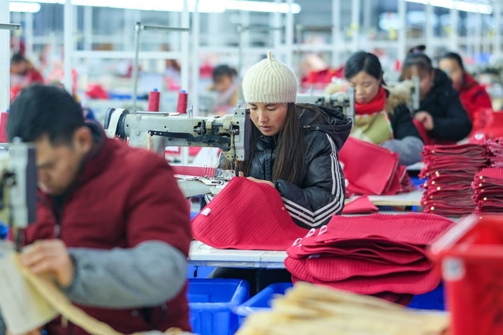 2024年1月18日，社區(qū)居民在紅安社區(qū)的鄉(xiāng)村振興就業(yè)車(chē)間工作。紅安社區(qū)是由易地搬遷安置區(qū)單獨(dú)成立的新社區(qū)，位于湖南省湘西土家族苗族自治州鳳凰縣禾庫(kù)鎮(zhèn)。新華社記者 張鋮 攝