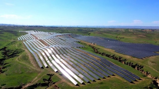 紅寺堡區(qū)發(fā)展光伏產(chǎn)業(yè)。新華社發(fā)（康國慶 攝）