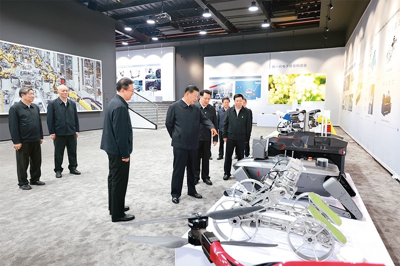 2024年4月22日至24日，中共中央總書(shū)記、國(guó)家主席、中央軍委主席習(xí)近平在重慶考察。這是22日下午，習(xí)近平參觀重慶科技創(chuàng)新和產(chǎn)業(yè)發(fā)展成果展示。 新華社記者 王曄/攝