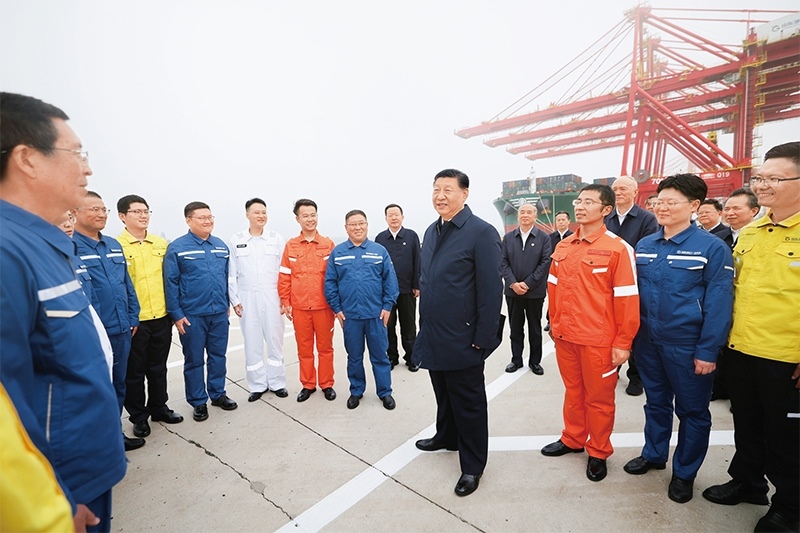 2024年5月22日至24日，中共中央總書(shū)記、國(guó)家主席、中央軍委主席習(xí)近平在山東考察。這是22日下午，習(xí)近平在日照港親切慰問(wèn)港口科技工作者、運(yùn)營(yíng)人員、航運(yùn)人員。 新華社記者 鞠鵬/攝