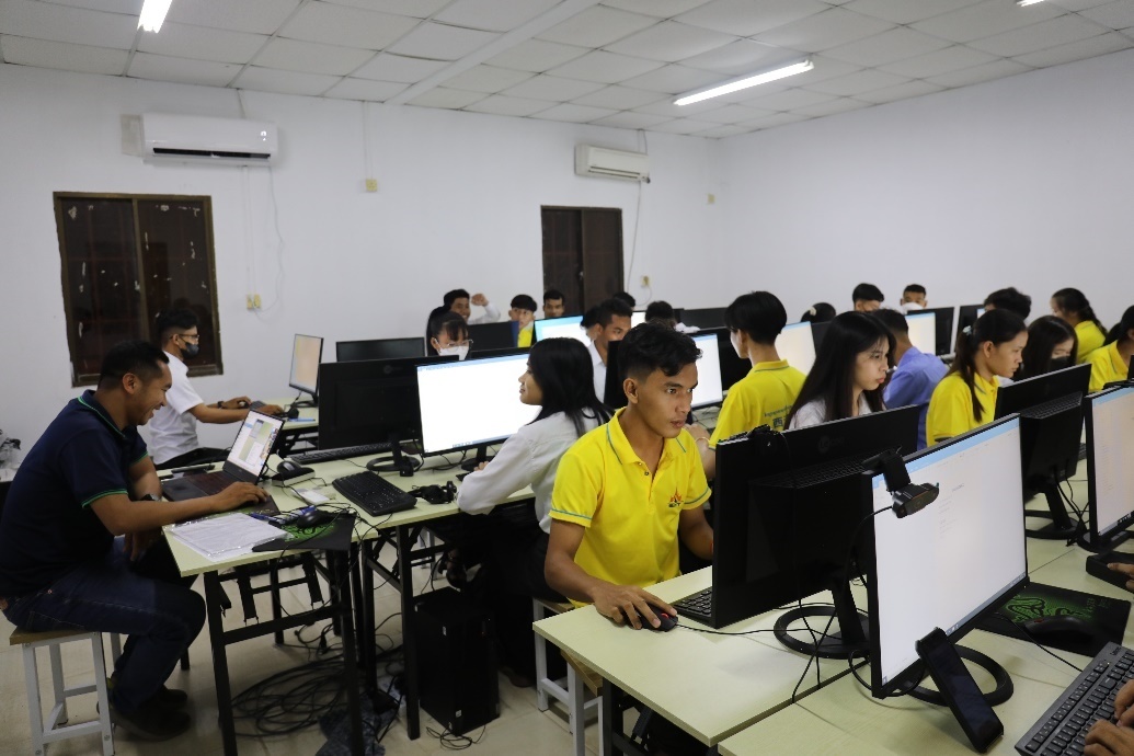 圖為西哈努克港工商學(xué)院的學(xué)生正在上課。西港特區(qū)公司供圖