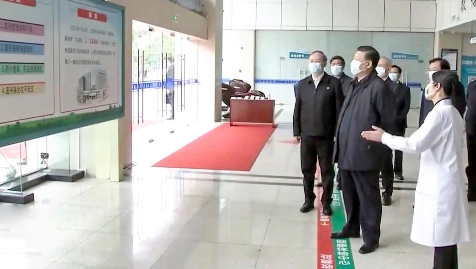 △2021年3月23日，習(xí)近平總書(shū)記在福建三明沙縣總醫(yī)院住院樓一層大廳，聽(tīng)取醫(yī)改情況介紹。