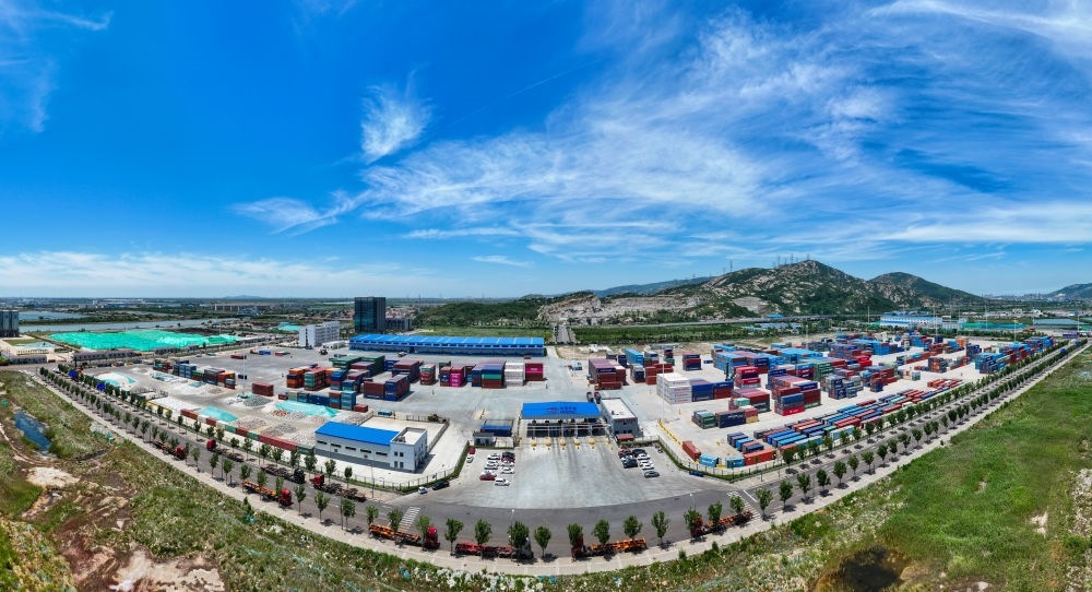 2024年6月26日拍攝的位于江蘇省連云港市連云區(qū)的上合組織（連云港）國際物流園內(nèi)的中國外運(yùn)集裝箱場(chǎng)站（無人機(jī)照片）。上合組織（連云港）國際物流園是連云港建設(shè)“一帶一路”交匯點(diǎn)強(qiáng)支點(diǎn)和上合組織國家出?；氐闹匾脚_(tái)載體。新華社記者 季春鵬 攝