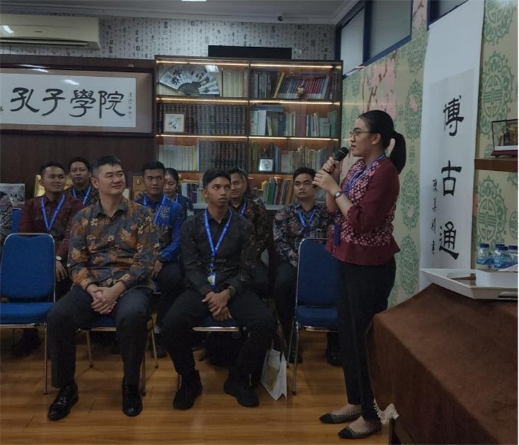 警察學(xué)員用漢語進(jìn)行自我介紹 ?；顒又鬓k方供圖