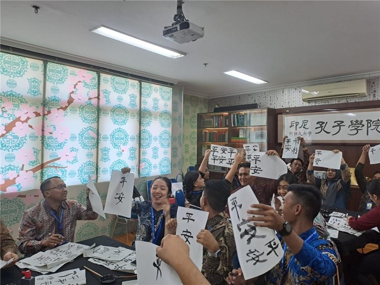 警察學(xué)員們展示書法學(xué)習(xí)成果。活動主辦方供圖