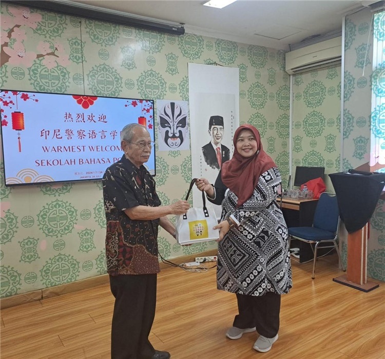 拉哈尤·蘇珊蒂與穆尼交換禮品?；顒又鬓k方供圖