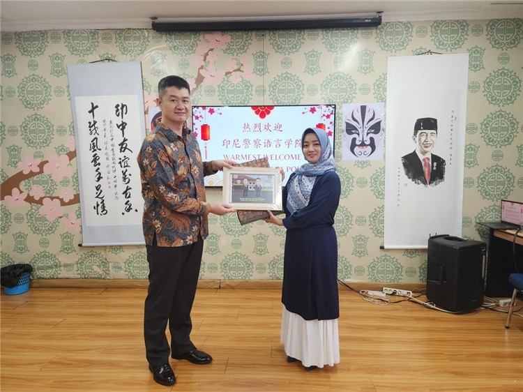 警察語言學(xué)院老師與王大昕交換禮品?；顒又鬓k方供圖