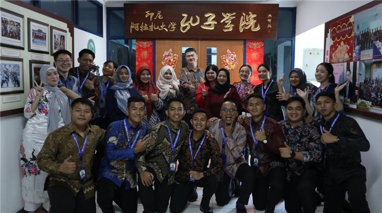 警察 學(xué)員們在孔院門口合影?；顒又鬓k方供圖