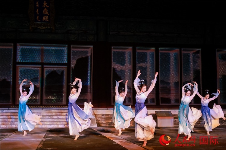 “光影北京——2024世界燈光師大會”開幕式當(dāng)晚的燈光秀表演。人民網(wǎng)記者 趙益普攝