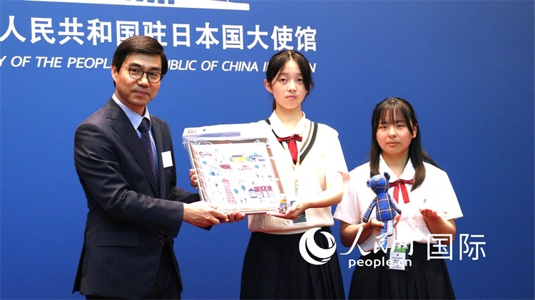 日本小大使向中國(guó)駐日本大使館臨時(shí)代辦施泳贈(zèng)送當(dāng)?shù)靥厣Y品。人民網(wǎng) 許可攝