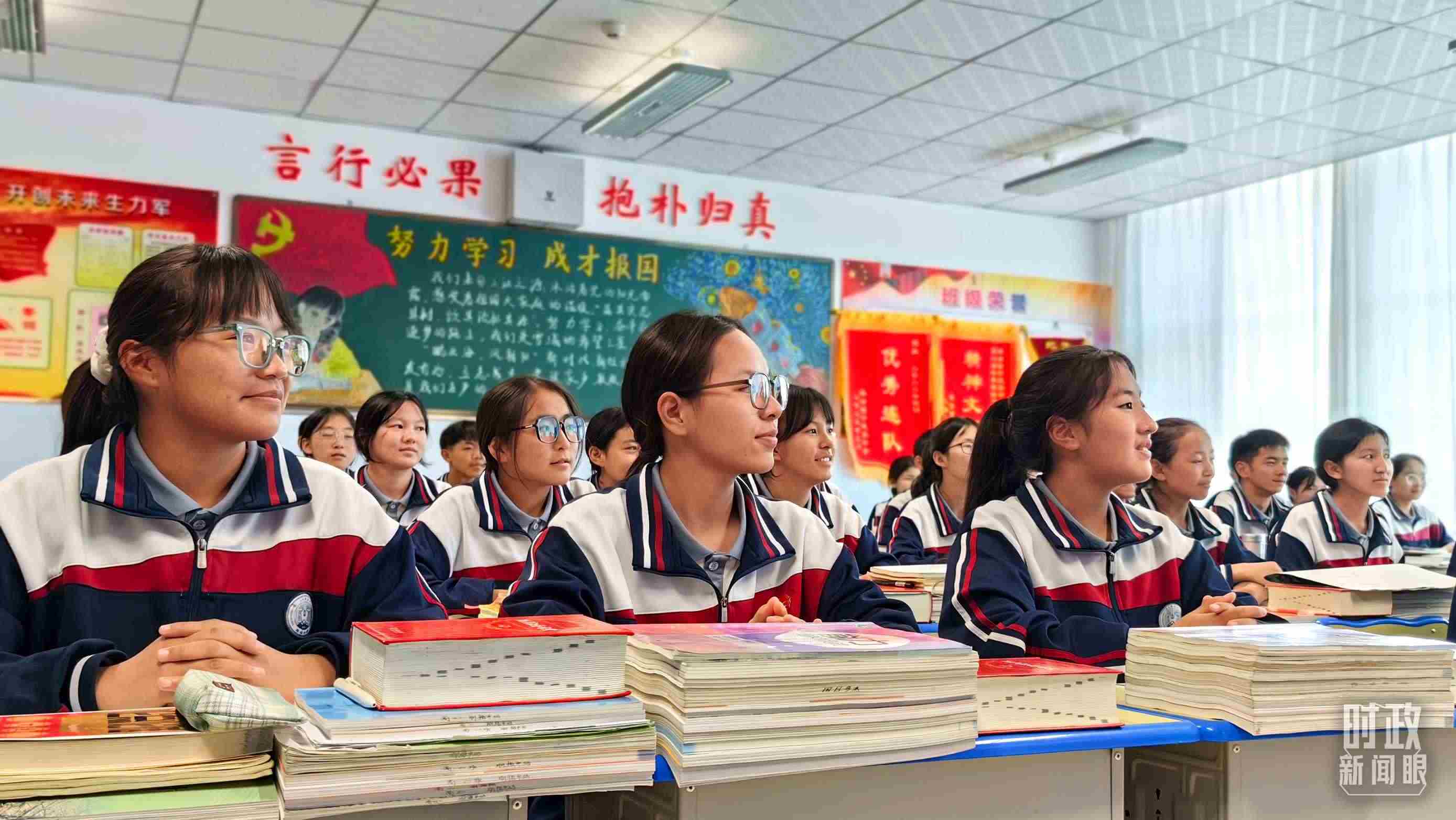 △果洛西寧民族中學(xué)高一（1）班的“新時(shí)代、新家鄉(xiāng)”主題思政課。（總臺(tái)央視記者段德文拍攝）