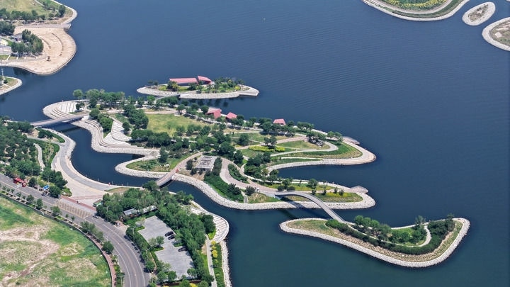 這是2024年6月28日拍攝的天津市濱海新區(qū)南灣公園一景（無人機(jī)照片）。新華社記者 李然 攝