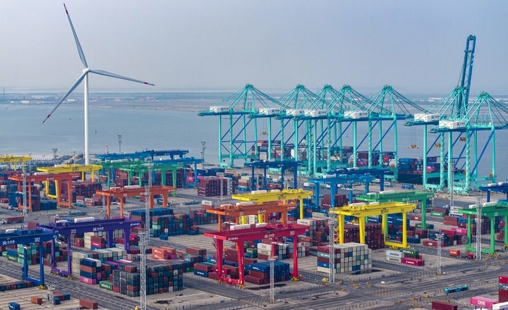 2024年7月3日，一艘集裝箱貨輪?？吭谔旖蚋邸爸腔哿闾肌贝a頭（無人機(jī)照片）。新華社記者 趙子碩 攝