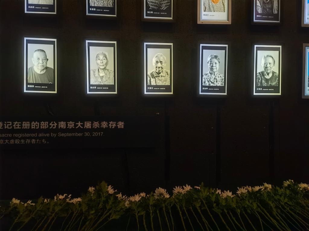 7月18日，侵華日軍南京大屠殺遇難同胞紀(jì)念館內(nèi)舉行“熄燈”悼念儀式，為今年離世的5位幸存者老人送行。新華社記者邱冰清 攝