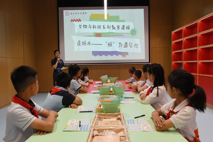 2024年5月18日，小學(xué)生在陜西歷史博物館秦漢館參加“文物與科技”系列教育課程。新華社記者 李一博 攝