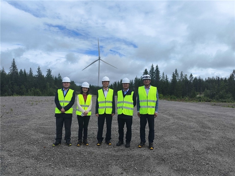 中國駐瑞典大使崔愛民（中）走訪中廣核歐能瑞典公司。中國駐瑞典大使館供圖