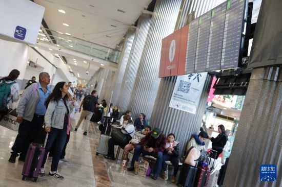 7月19日，在墨西哥首都墨西哥城的貝尼托·華雷斯國(guó)際機(jī)場(chǎng)，許多航班被延誤或取消，大量旅客在機(jī)場(chǎng)等待。新華社發(fā)（弗朗西斯科·卡涅多攝）