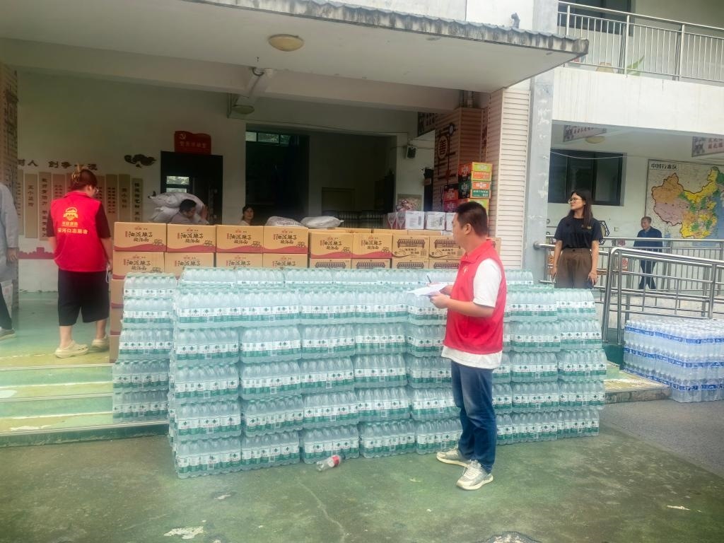 圖為愛心人士向鳳縣河口鎮(zhèn)中心小學(xué)捐贈(zèng)的物資。新華社記者 劉彤 攝