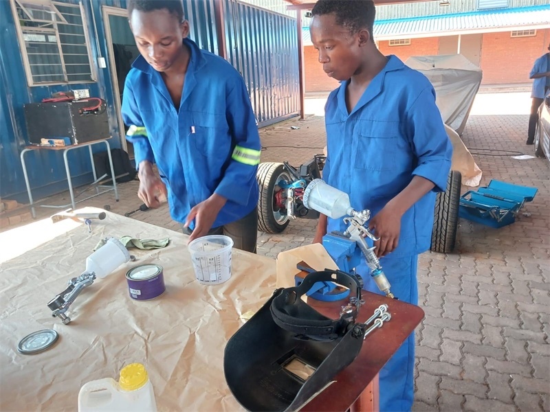 南非學(xué)生認真改造“老爺車”。索尚古夫技術(shù)高中供圖