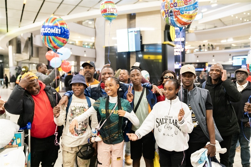 家長們熱情歡迎從中國歸來的學(xué)生。希拉茲·莫林攝