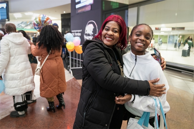 學(xué)生與家長相擁歡慶。希拉茲·莫林攝