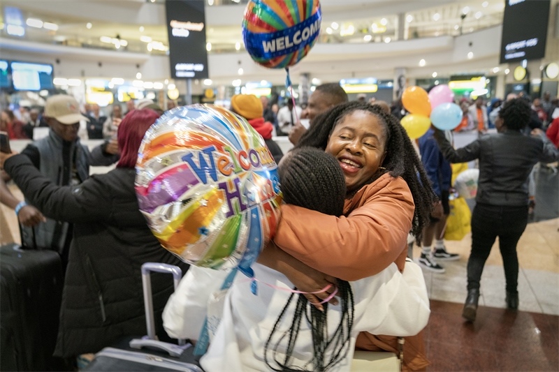 學(xué)生與家長相擁歡慶。希拉茲·莫林攝