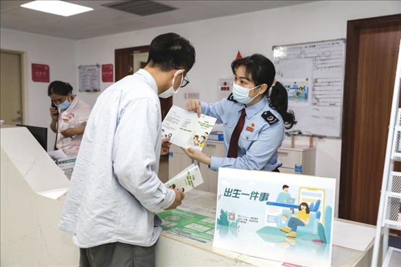 志愿者為葉先生介紹新生兒相關服務。云浮市稅務局供圖