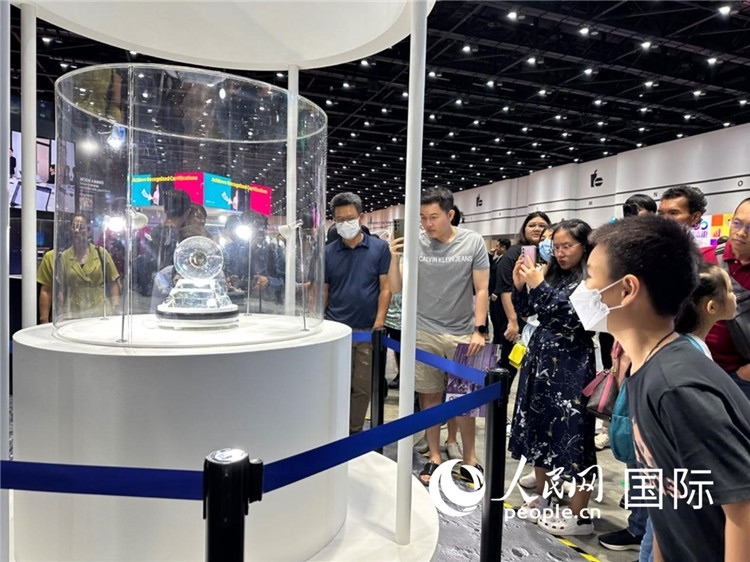 觀眾參觀中國(guó)“嫦娥五號(hào)”探測(cè)器從月球帶回的珍貴樣品。人民網(wǎng)記者簡(jiǎn)承淵攝