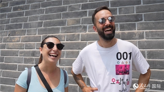 圖為西班牙籍游客塔瑪拉·魯伊斯·查莫羅（左）和馬克·普拉達·巴約納（右）。人民網(wǎng)記者 吳超嵐攝