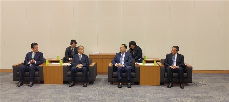 4月11日，楊萬(wàn)明會(huì)長(zhǎng)在東京會(huì)見日中友好議員聯(lián)盟會(huì)長(zhǎng)二階俊博（左二）。中國(guó)人民對(duì)外友好協(xié)會(huì)供圖