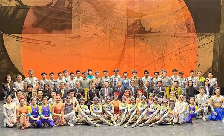 4月12日，中國(guó)人民對(duì)外友好協(xié)會(huì)會(huì)長(zhǎng)楊萬(wàn)明、駐日大使吳江浩及來(lái)自36國(guó)70位駐日使節(jié)代表等現(xiàn)場(chǎng)觀看中國(guó)雜技團(tuán)東京公演。中國(guó)人民對(duì)外友好協(xié)會(huì)供圖