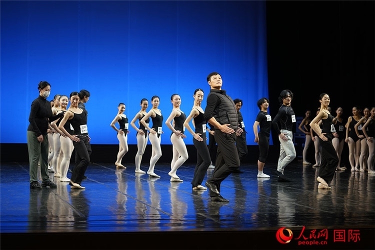 3月26日，松山芭蕾舞團(tuán)青年代表團(tuán)成員在中央芭蕾舞團(tuán)交流學(xué)習(xí)。人民網(wǎng)記者 張麗婭攝